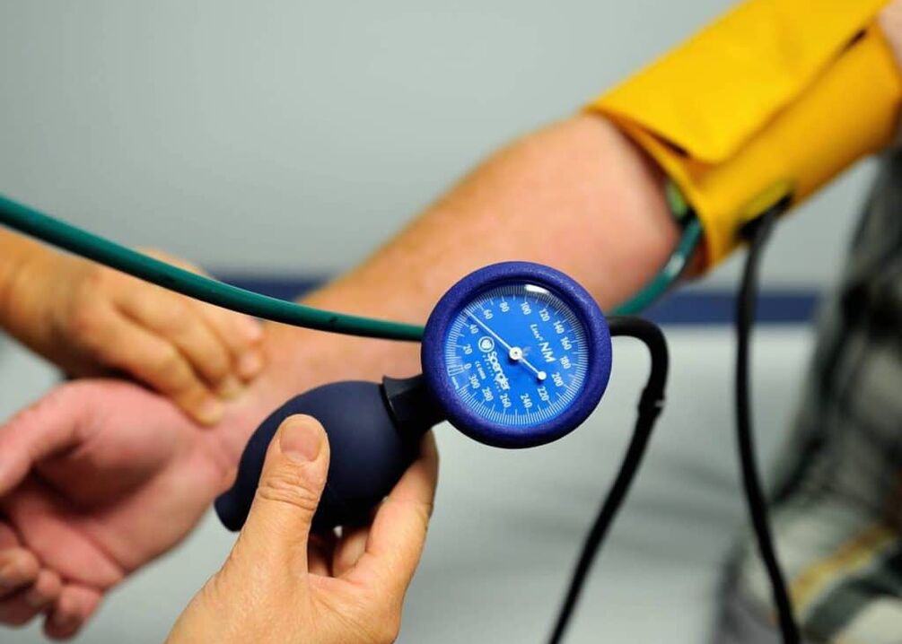 Se soffri di pressione alta, devi misurare la pressione sanguigna correttamente e regolarmente. 